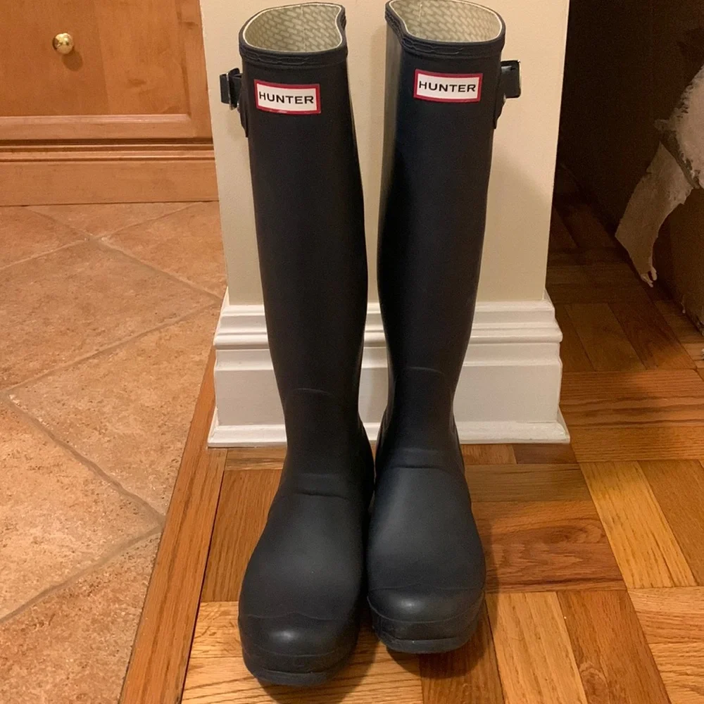 Hunter Women’s Rain Boots in Navy Size 7 - Picture 2 of 7